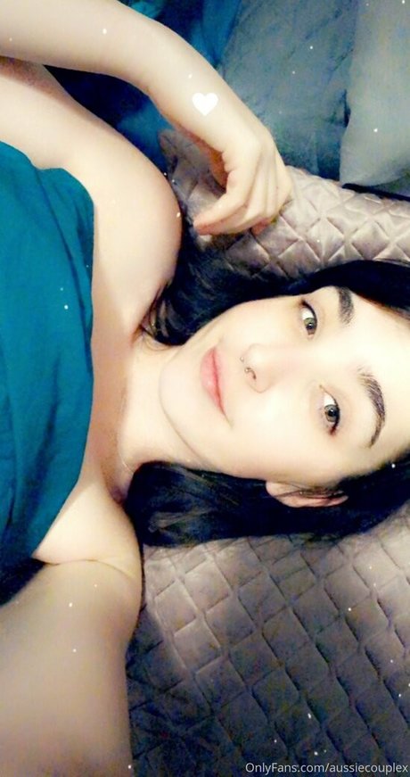 オンリーファンズを舐める 美しい裸 写真