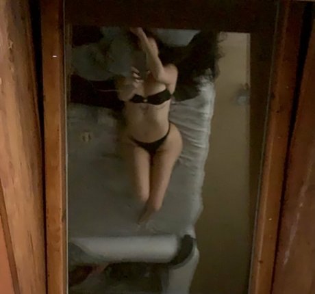 Saintpussey セクシーモデル 写真