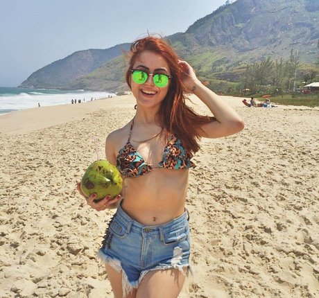 赤毛の痴女オンリーファンズ セクシーヌード 写真