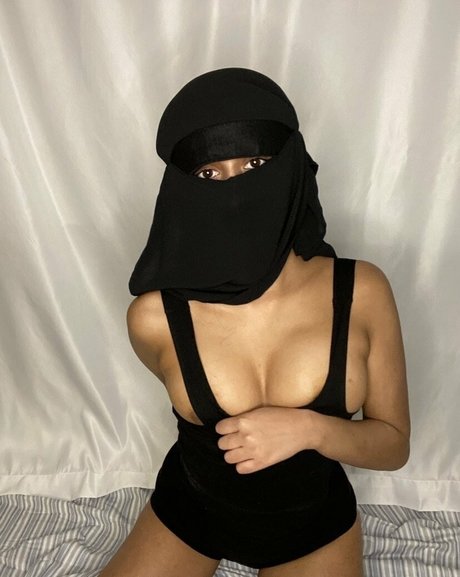 barelylegalhabibi アダルトモデル 写真