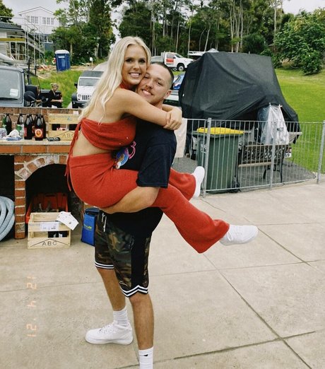 ellaredmond ポルノ女優 画像