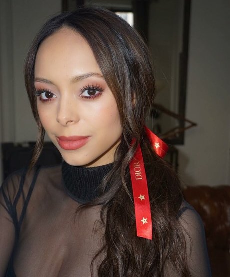Amber Stevens West ヌードモデル 写真