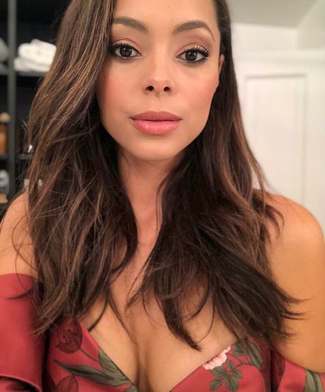 Amber Stevens West 裸モデル 写真