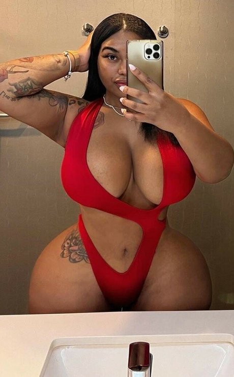 Mya Curvz 無料女優 写真