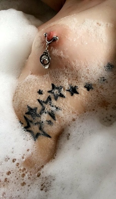 曲線美のクーガーオンリーファンズ ホット裸 写真