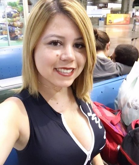 巨乳の熟女オンリーファンズ セクシーヌード 写真