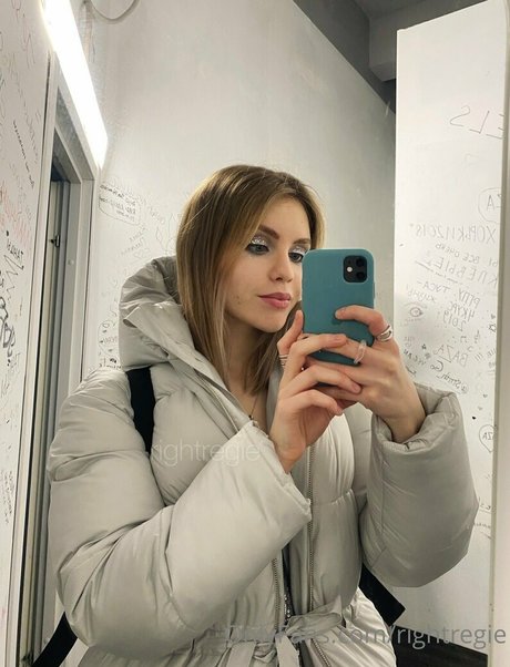 rightregie 裸の女優 写真