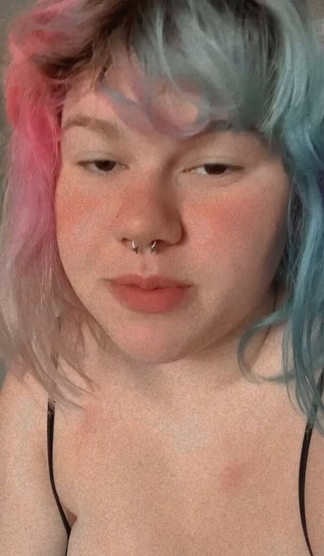 ヌードの若いオンリーファンズ 美しいヌード 写真