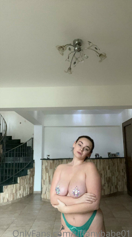 毛深い茂みオンリーファンズ セクシーヌード 写真