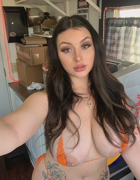 曲線美のラテン系オンリーファンズ セクシーヌード 写真