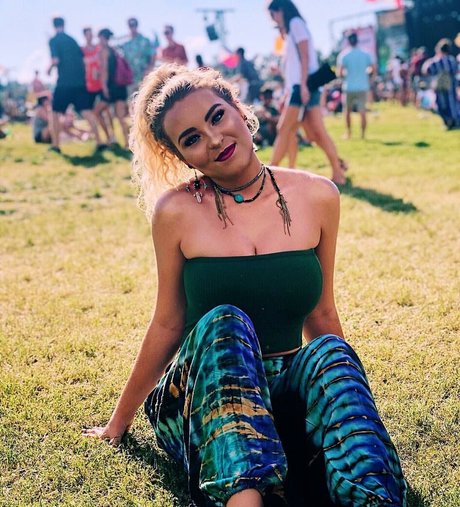 Caroline Wall ヌードのポルノスター 写真