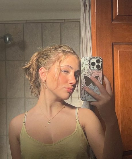 Ava Kolker 独占スター 写真