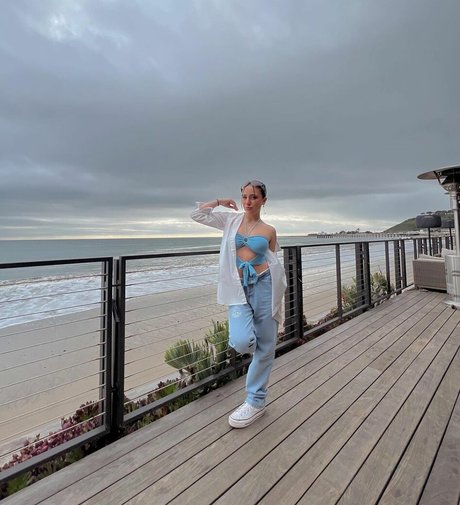 Ava Kolker ヌードモデル 写真