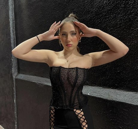 Ava Kolker スター ヌード 画像