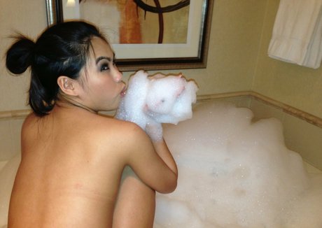 ブルネットの熟女オンリーファンズ 美しい裸 写真