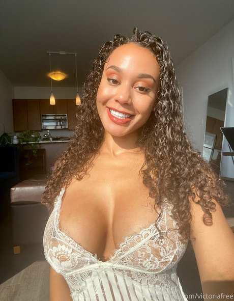 victoriafree エロティック女優 写真