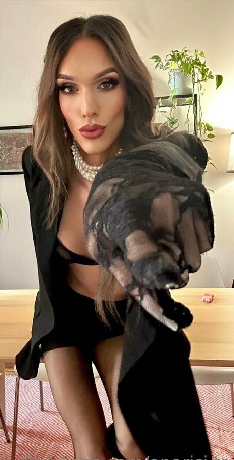 曲線美のシーメールオンリーファンズ アート裸 画像