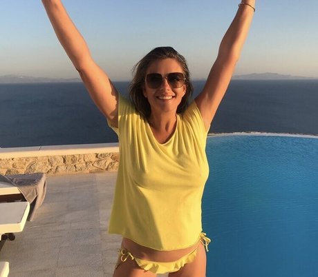 Elizabeth Hurley ヌードモデル ギャラリー