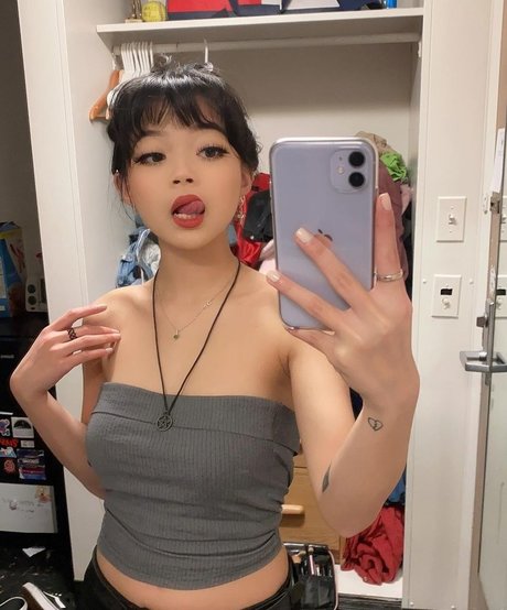 小さなおっぱいオンリーファンズ ホット 画像