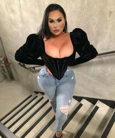 巨乳の熟女オンリーファンズ ポルノグラフィック 画像