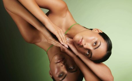 細身の黒人女性オンリーファンズ アートヌード ギャラリー