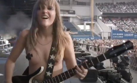 Victoria De Angelis スター ヌード 写真