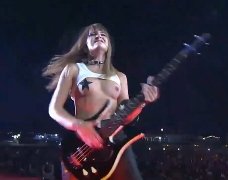 Victoria De Angelis スター 裸 写真