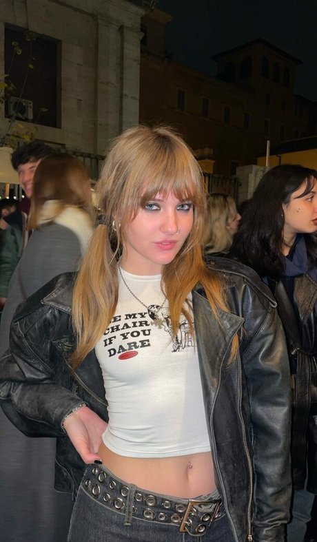 Victoria De Angelis 素敵なスター 写真