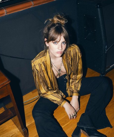 Victoria De Angelis 裸のスター 写真