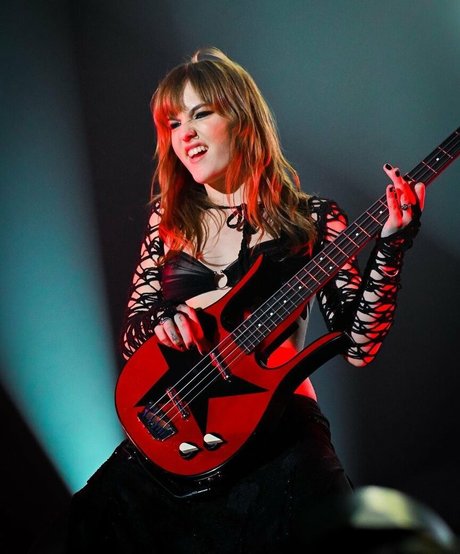 Victoria De Angelis モデル ギャラリー