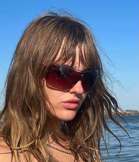 Victoria De Angelis top profile image