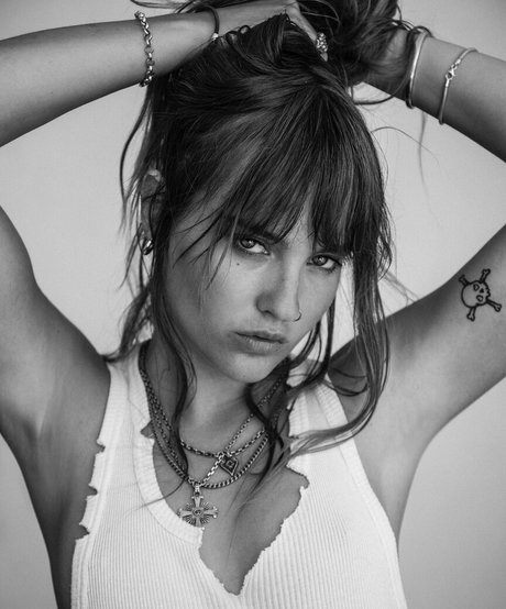 Victoria De Angelis 高品質モデル ギャラリー