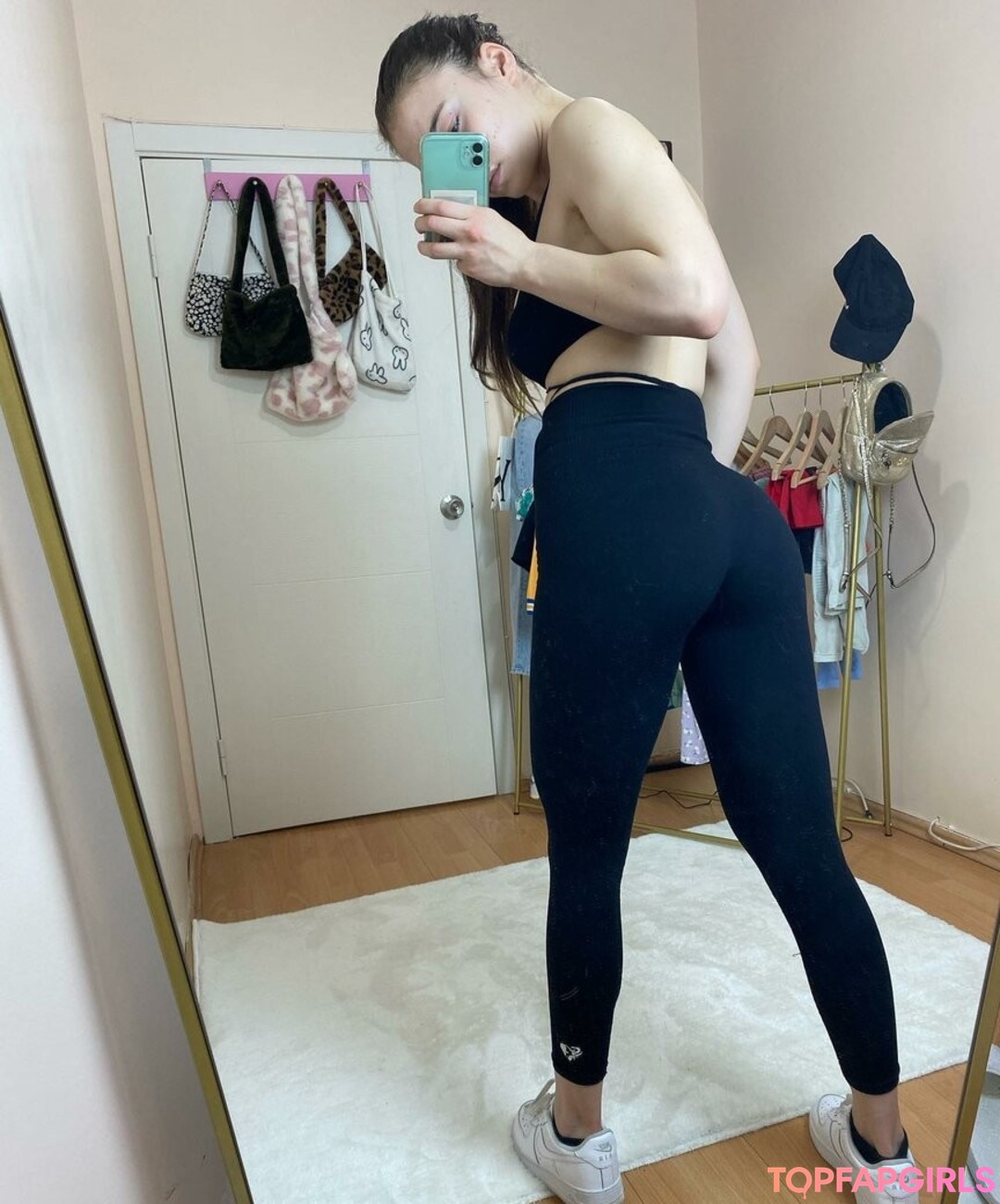 ブルネットの猫オンリーファンズ 美しい裸 写真