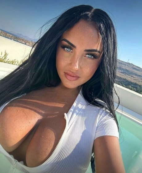 brunettebabiii ポルノスター 可愛い 写真