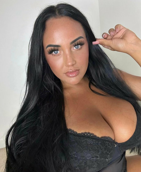 brunettebabiii ポルノモデル 画像