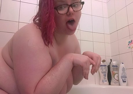 曲線美の熟女オンリーファンズ ヌード 写真