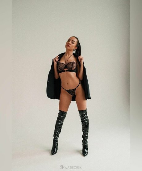 巨乳ストリップオンリーファンズ エロチック 画像
