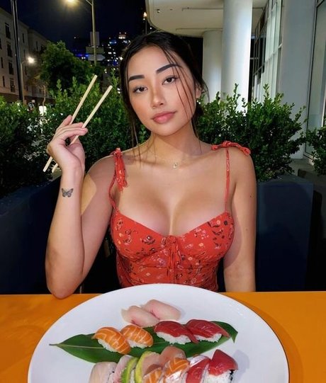 小さいチンポのシーメールオンリーファンズ セクシー 画像