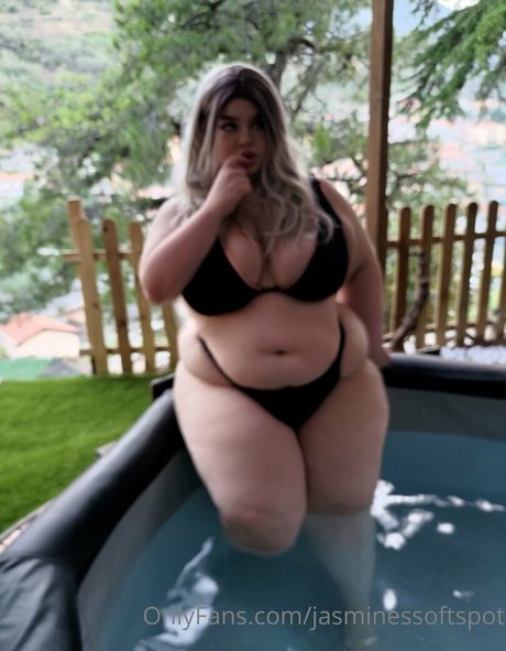 アジア人の毛深いオンリーファンズ 美しいヌード 写真