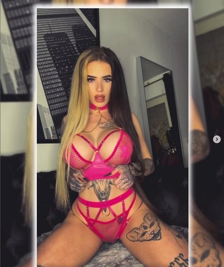 裸のシャワー オンリーファンズ 美しい裸 画像