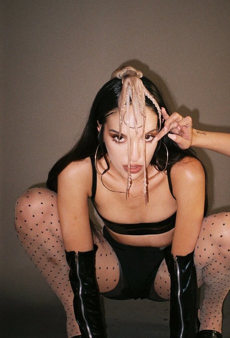 sadsamo エロティックなモデル 写真