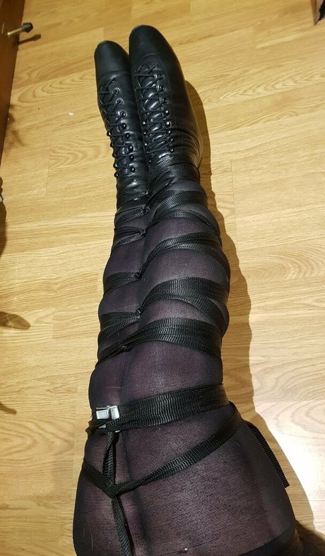 ママの足オンリーファンズ アートヌード 写真