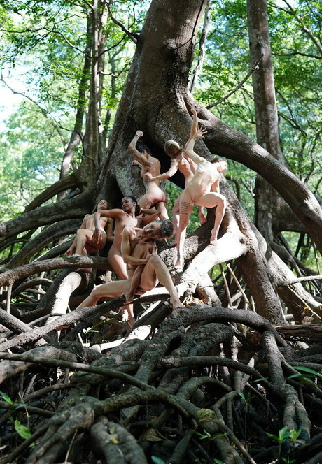Krystal Tantric Yogi 裸のモデル 写真