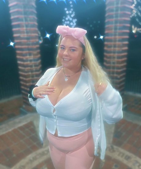 巨乳ゴスオンリーファンズ xxx 写真
