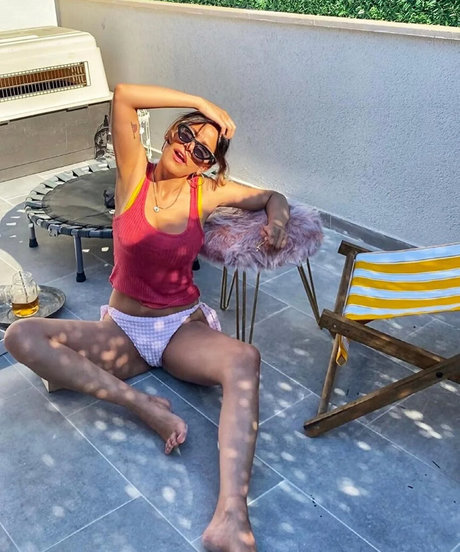 Burcu Bakdur エロティックなモデル 写真