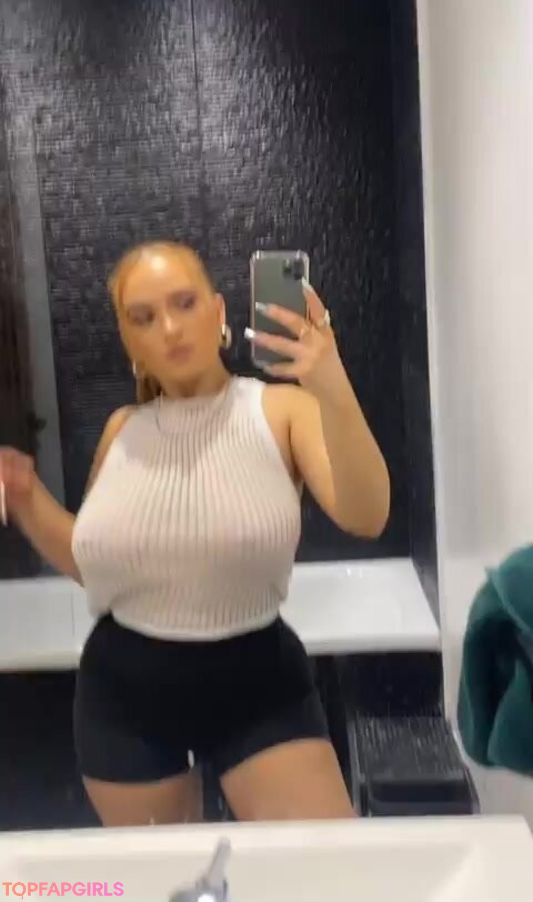 Laura Svensson ヌードモデル 写真