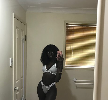 Anyang Deng ポルノ女優 写真