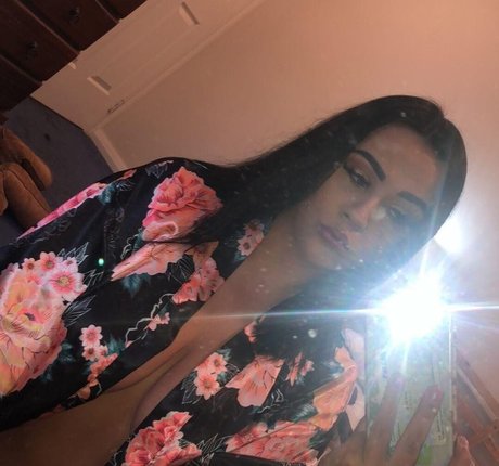 曲線美のラテン系オンリーファンズ セクシーヌード 写真