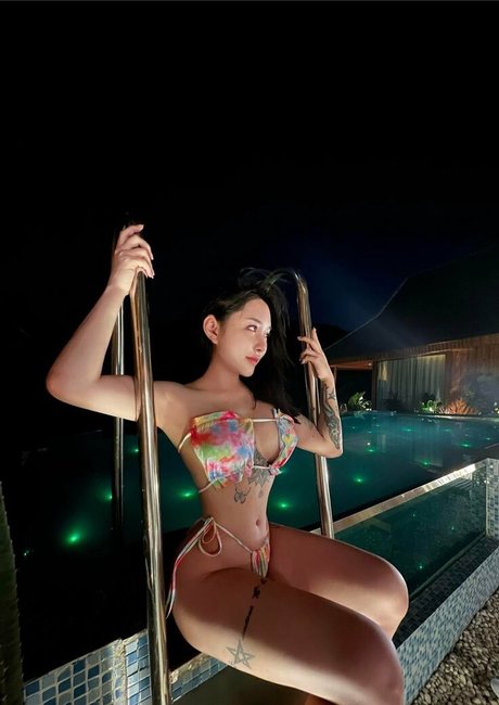 Songyuxin Hitomi ポルノスター ヌード 写真