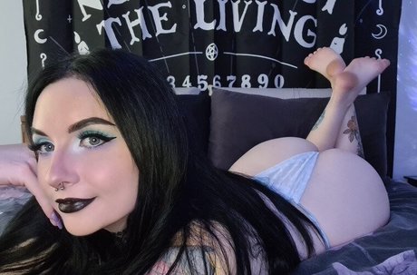 dark lily ポルノスター 可愛い 写真